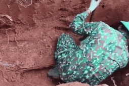 Phát hiện lọ thuỷ tinh nghi chứa thông tin quan trọng chôn cùng hài cốt liệt sĩ