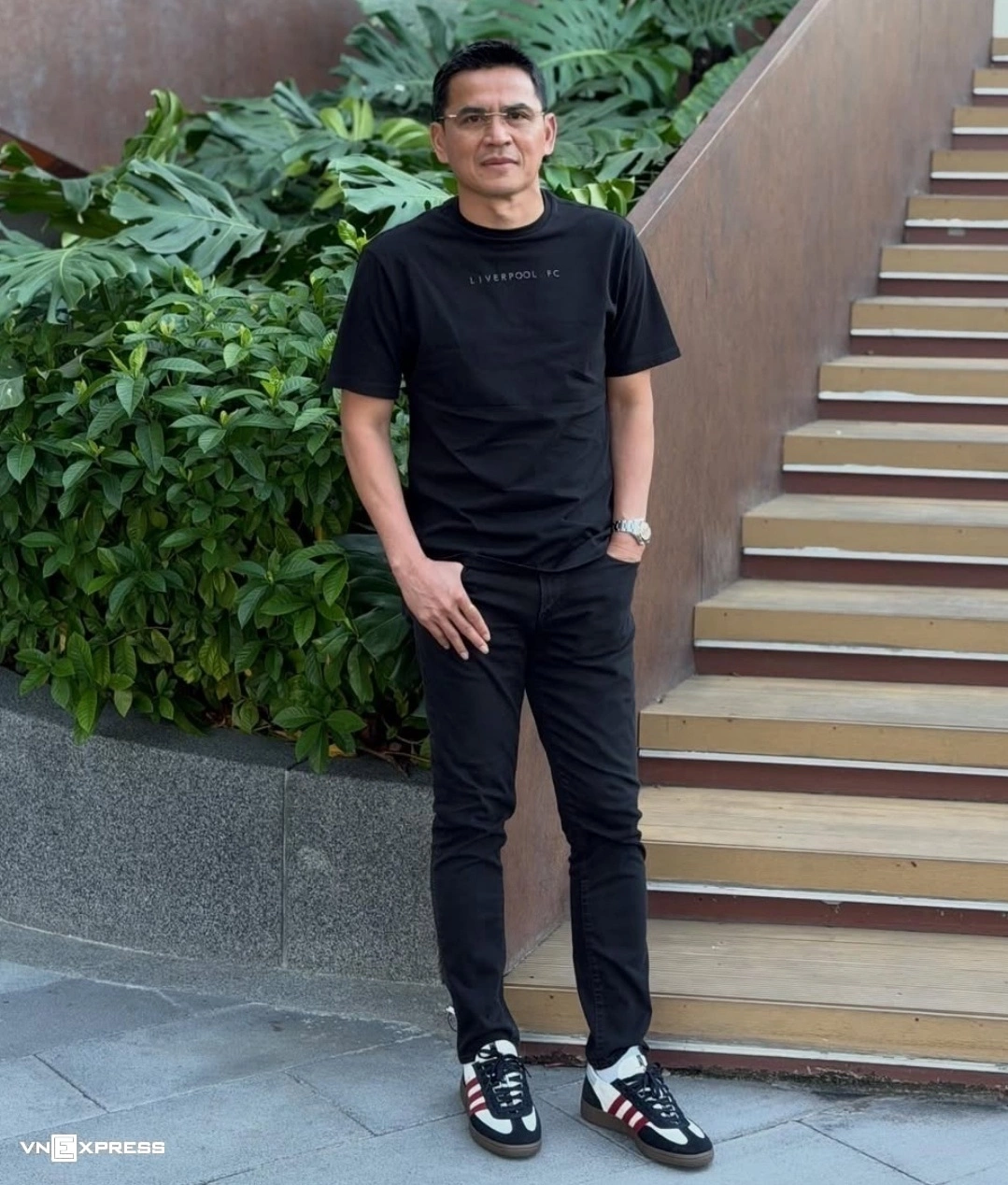 Áo thun cổ tròn, giày thể thao là kiểu phối quen thuộc của Kiatisuk ở đời thường. Cựu cầu thủ sắm đủ màu sắc từ đỏ, đen, vàng, trắng, xanh đến xanh thẫm, đa phần là thương hiệu bình dân.