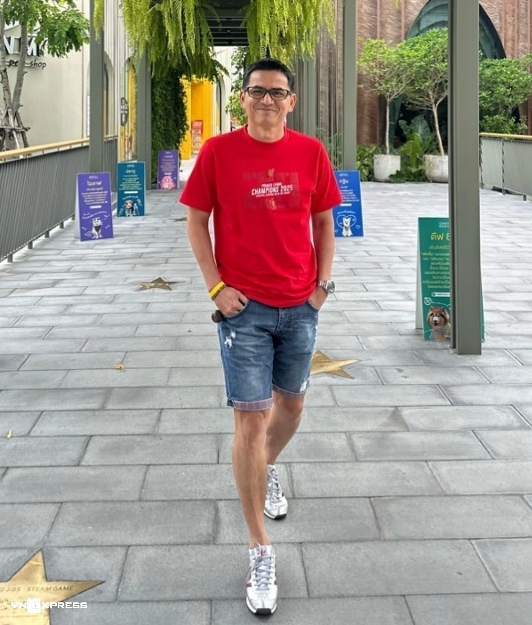 Áo thun cổ tròn, giày thể thao là kiểu phối quen thuộc của Kiatisuk ở đời thường. Cựu cầu thủ sắm đủ màu sắc từ đỏ, đen, vàng, trắng, xanh đến xanh thẫm, đa phần là thương hiệu bình dân.