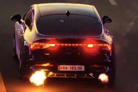 Vụ xe con phun lửa khi đang chạy trên đường gây xôn xao dư luận: Tài xế vi phạm 5 hành vi