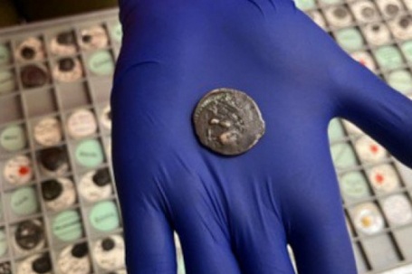 Dùng cổ vật hơn 2.000 năm trả tiền vé xe bus mà không hay