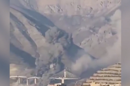 Khoảnh khắc cây cầu lớn nhất ở Iran sụp đổ