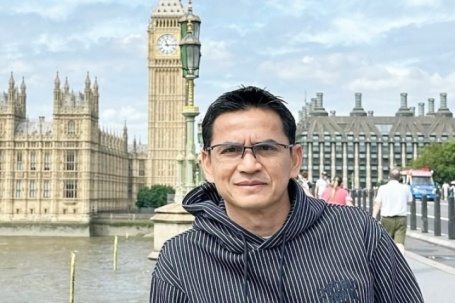 Gu mặc của huyền thoại bóng đá Thái Lan Kiatisuk