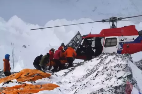 Hướng dẫn viên đầu độc người leo núi Everest để dàn dựng cứu hộ giả