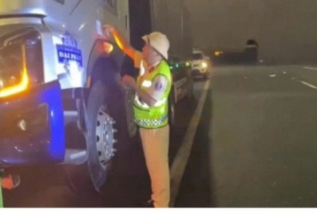 Chủ xe và tài xế bị phạt 77 triệu đồng do không bằng lái vẫn đi trên cao tốc