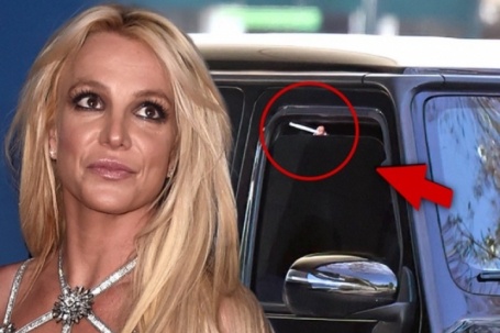 Britney Spears bị chỉ trích khi hút thuốc ở trạm xăng