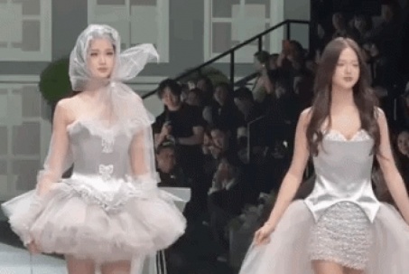 Hai con gái Chung Lệ Đề gây sốt với màn catwalk