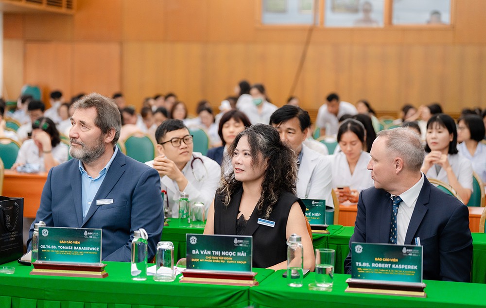 Bà Văn Thị Ngọc Hải (giữa), Chủ tịch EUPC Group khẳng định doanh nghiệp sẵn sàng trở thành cầu nối thúc đẩy hợp tác y khoa giữa Việt Nam và Ba Lan.