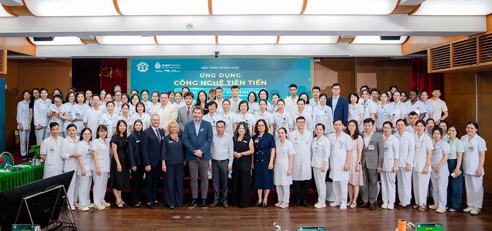 Đại diện EUPC Group cùng đoàn chuyên gia Ba Lan và đội ngũ bác sĩ Bệnh viện Bạch Mai tại Hội thảo khoa học “Ứng dụng công nghệ tiên tiến trong quản lý vết thương”.