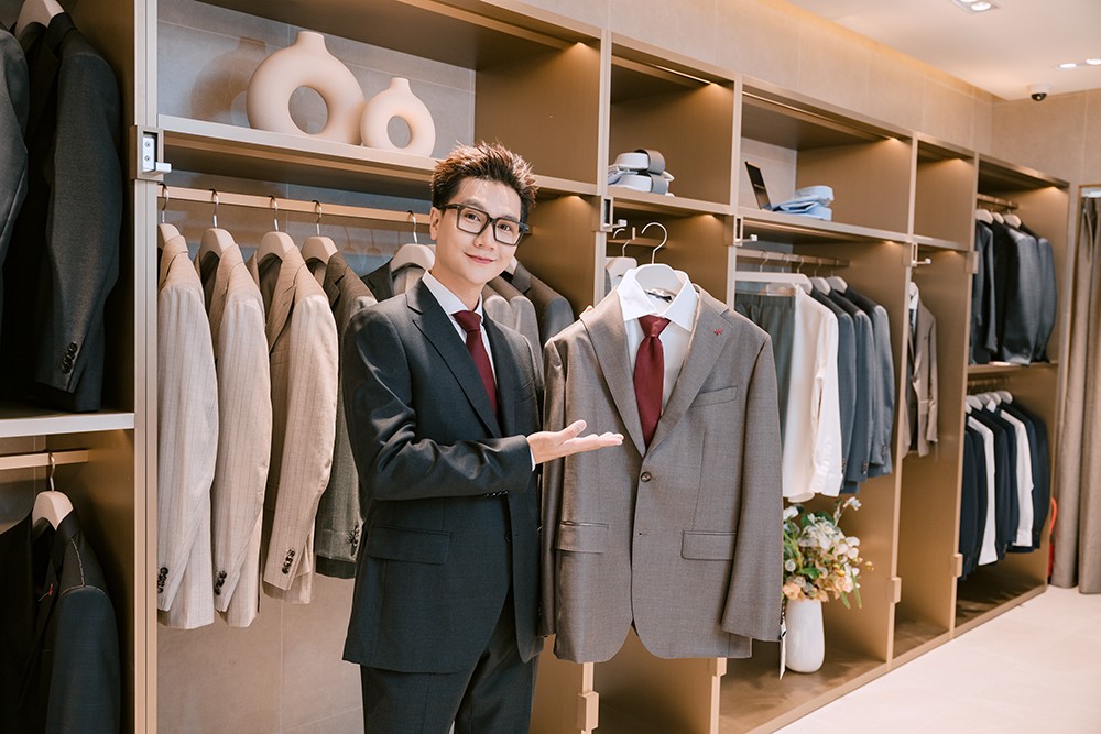 Ngay ngày đầu mở bán Maestro đã đón MC Công Tố - vị khách quen thuộc của nhãn hàng ghé tham quan mua sắm.