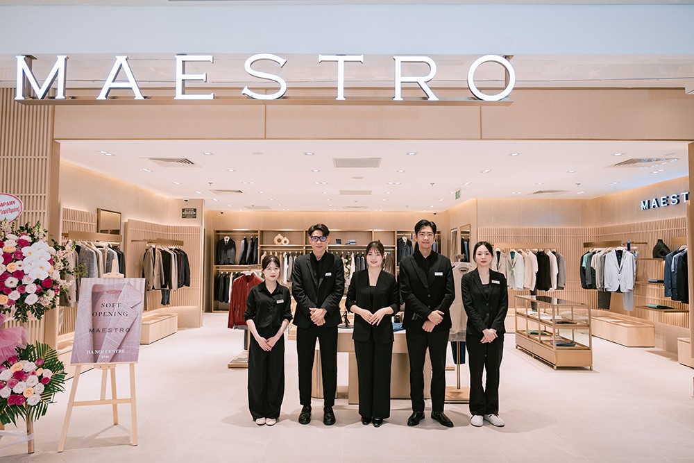 Đội ngũ nhân viên Maestro tại cửa hàng Hanoi Centre.