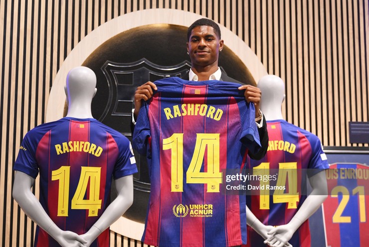 Marcus Rashford cầm áo ra mắt trong buổi công bố tân binh của Barcelona