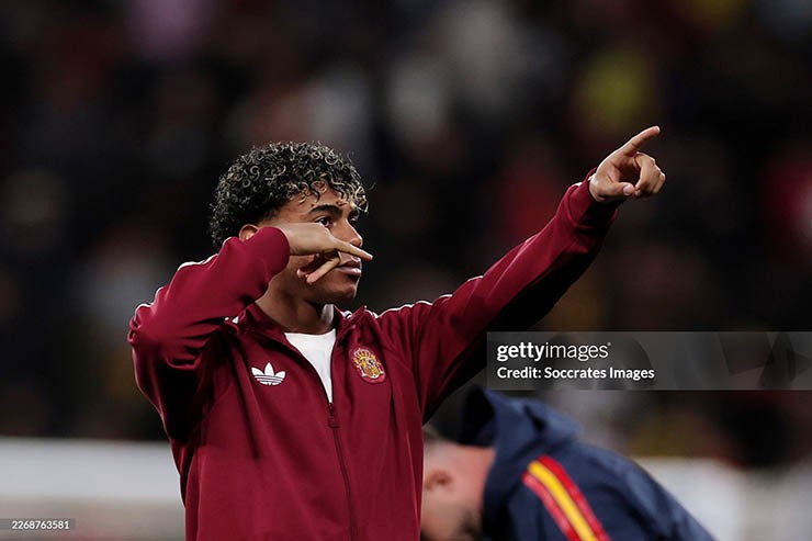 Yamal chỉ trích một bộ phận CĐV Tây Ban Nha thiếu văn minh