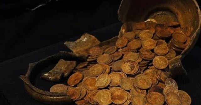 Xây nhà, tìm thấy kho báu nửa triệu đô dưới nền