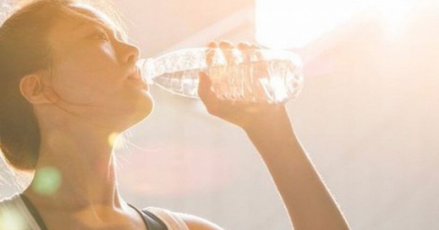 Uống nước tưởng vô hại nhưng sai cách lại "hại ngược" cơ thể: 4 thói quen nhiều người đang mắc phải