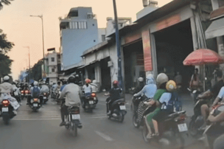 Người phụ nữ đi xe máy vượt ẩu, ngã sấp trước đầu ôtô