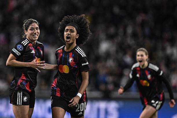 Lily Yohannes (giữa) san bằng tổng tỷ số cho Lyon