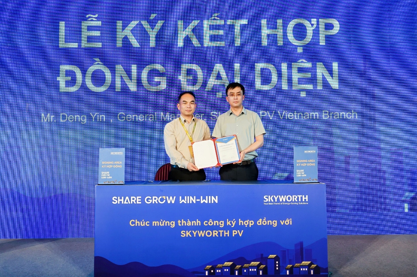 Ông Deng Yin, Giám đốc vùng SKYWORTH PV ký kết&nbsp;hợp tác với&nbsp;các&nbsp;đối tác chiến lược.