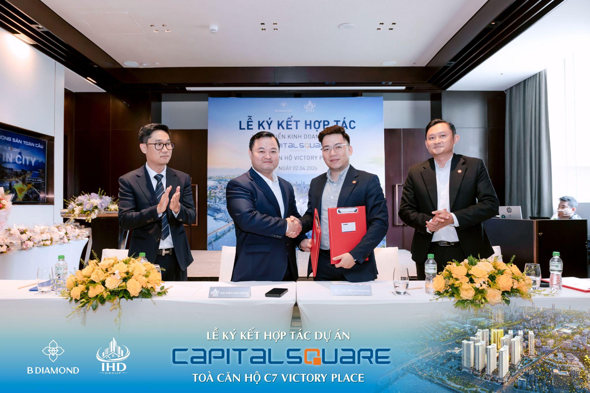 Cú bắt tay được mong chờ nhất trong buổi lễ giữa đại diện chủ đầu tư BRG Group và đại diện IHD Group