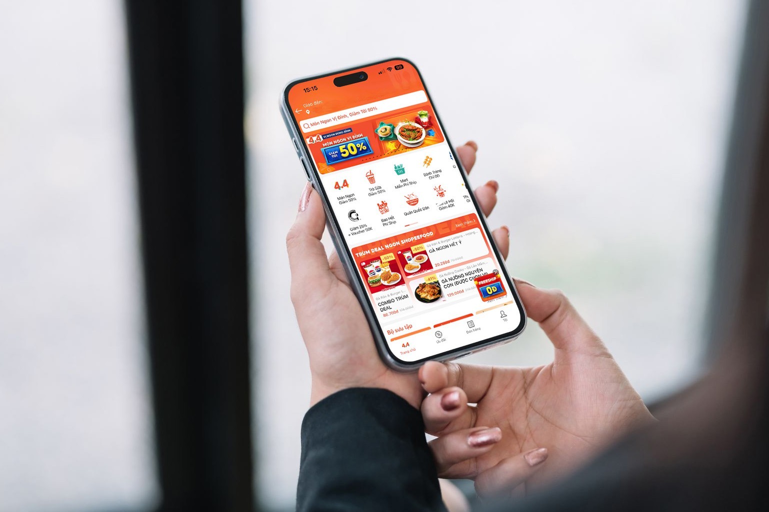 Chẳng cần xuống phố giữa cái nắng tăng cao, thực đơn hấp dẫn trên ShopeeFood luôn sẵn sàng phục vụ bạn.