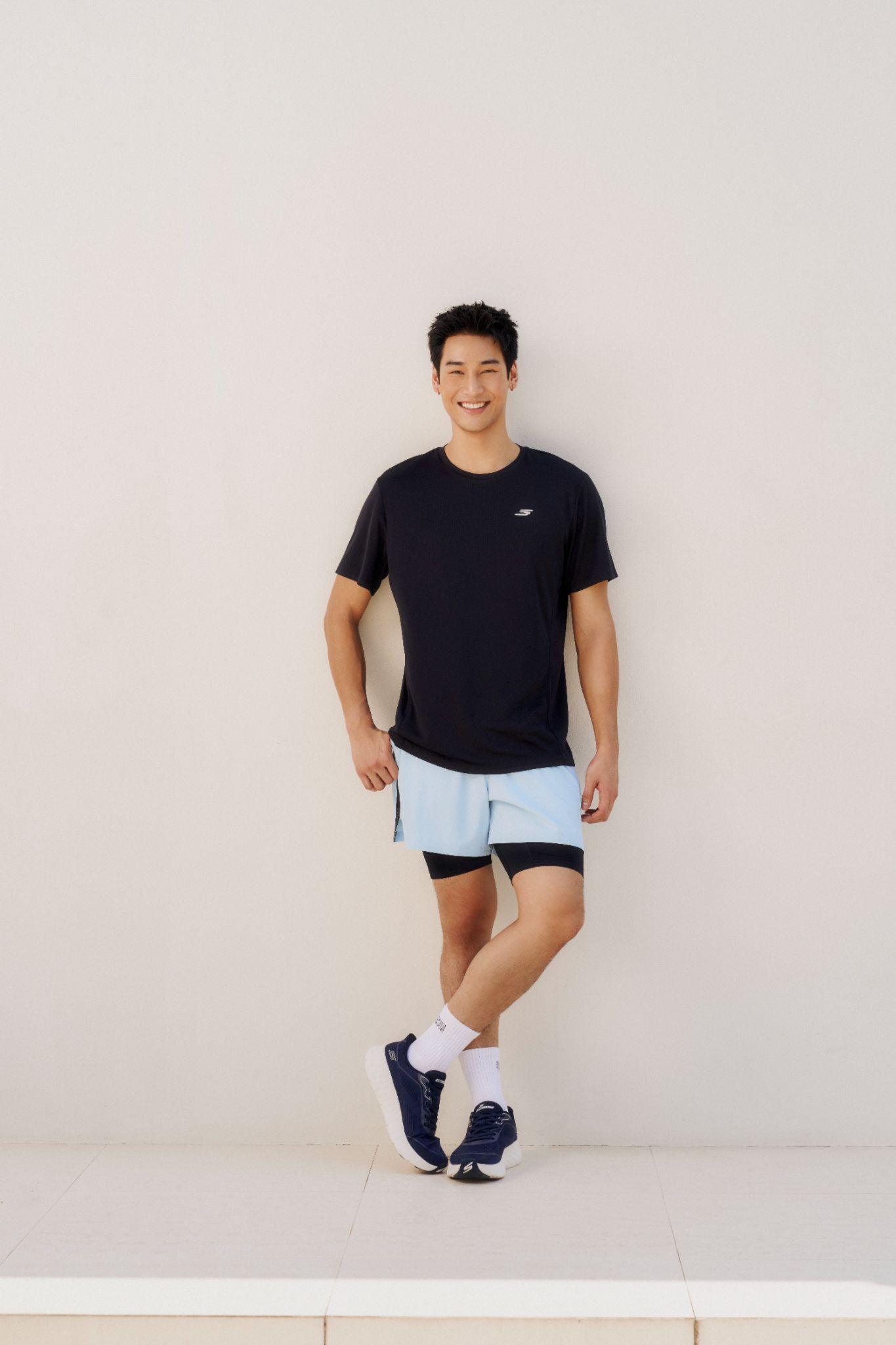 Thiết kế tối giản kết hợp bảng màu trung tính giúp dễ dàng phối hợp với nhiều phong cách trang phục, từ năng động hằng ngày đến những hoạt động di chuyển ngoài trời.