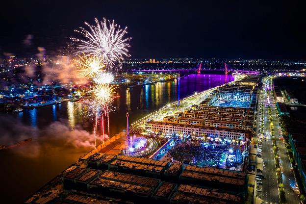 Cư dân sống tại nhà phố song diện dễ dàng hòa mình vào nhịp sống sôi động của Vinhomes Royal Island