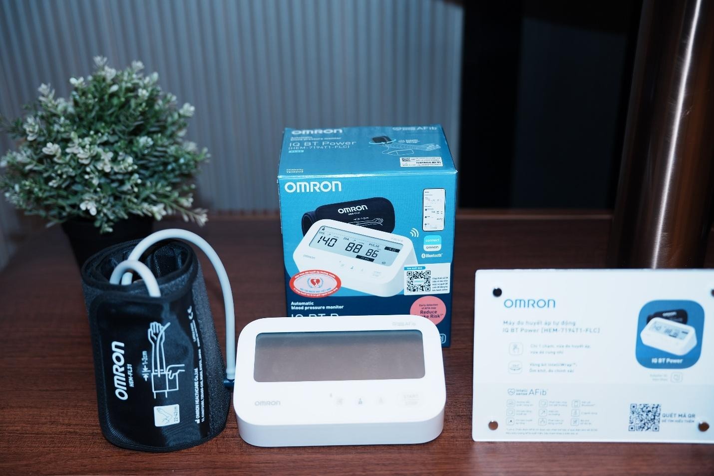 Dòng máy đo huyết áp của OMRON IQ Series (HEM-7194T1) nổi bật với công nghệ IntelliSense AFib, giúp sàng lọc rung nhĩ khi đo huyết áp.