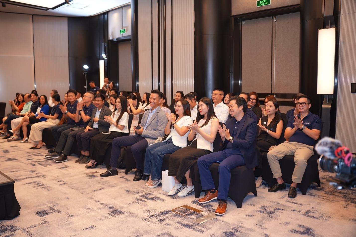 Toàn thể khách mời tham gia sự kiện ra mắt sản phẩm máy đo huyết áp mới của OMRON. Ảnh: OMRON Healthcare Việt Nam