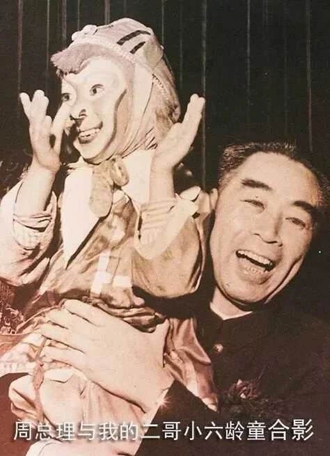 Anh trai Lục Tiểu Linh Đồng là thần đồng diễn xuất nhưng lại sớm qua đời. Lục Tiểu Linh Đồng sau đó kế thừa văn hóa Hầu hí, phát triển sự nghiệp đến cực hạn nhờ Tây du ký 1986.