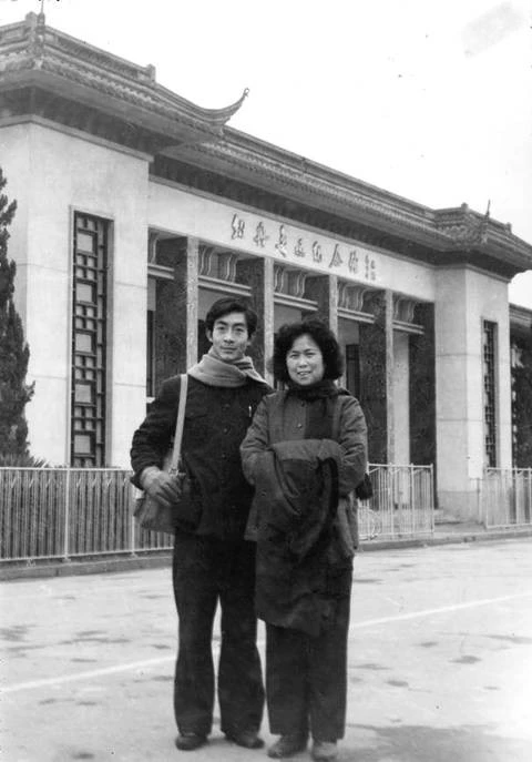 Anh trai Lục Tiểu Linh Đồng là thần đồng diễn xuất nhưng lại sớm qua đời. Lục Tiểu Linh Đồng sau đó kế thừa văn hóa Hầu hí, phát triển sự nghiệp đến cực hạn nhờ Tây du ký 1986.