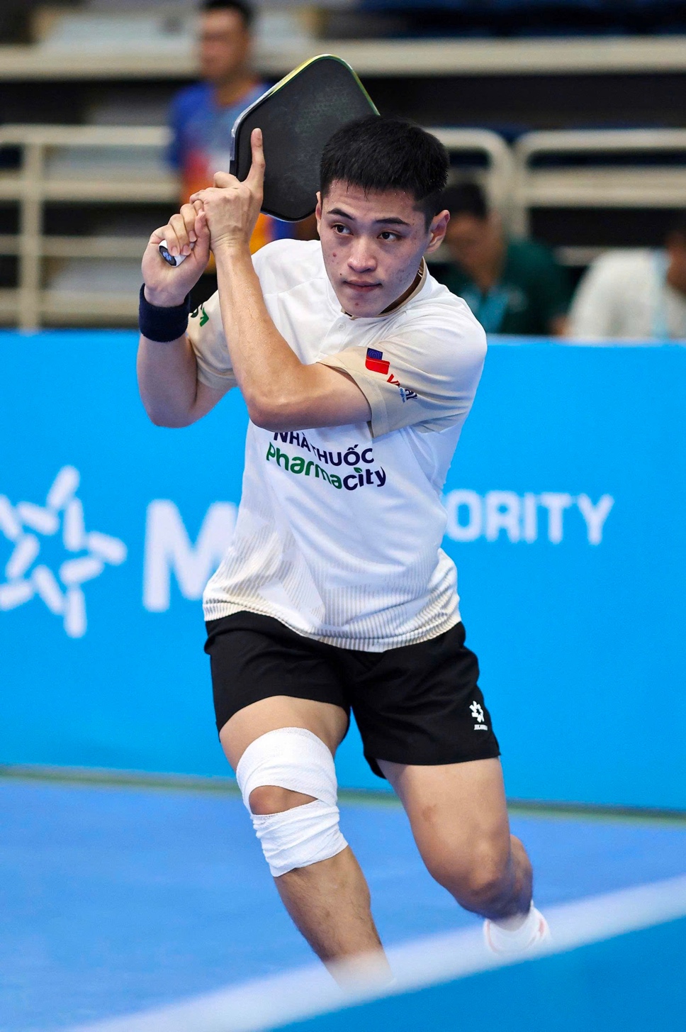 Trương Vinh Hiển Vinh Hiển xuất thân từ quần vợt chuyên nghiệp, từng tham gia vòng loại Davis Cup trước khi chuyển sang pickleball giai đoạn 2022-2023