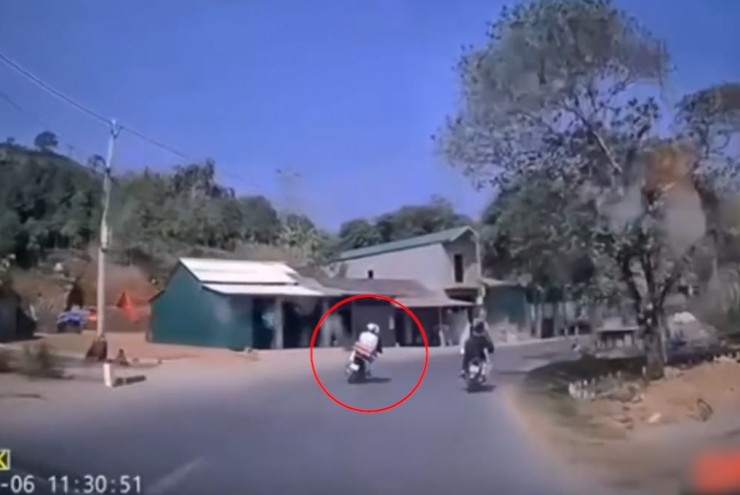 Clip: Ôm cua như “chỗ không người”, hai xe máy lướt qua nhau trong gang tấc