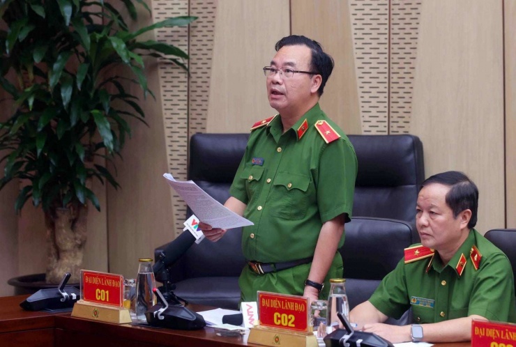 Thiếu tướng Lê Văn Tân, Phó Chánh Văn phòng Cơ quan Cảnh sát điều tra Bộ Công an trả lời báo chí. Ảnh: Bộ Công an