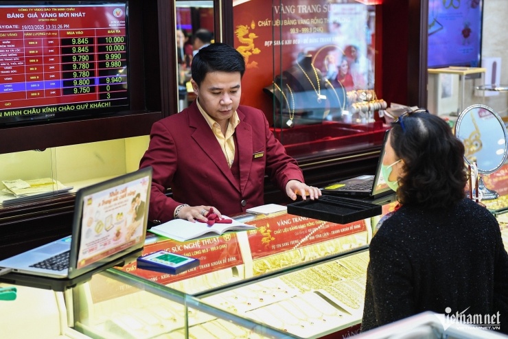 Giá vàng chịu nhiều áp lực. Ảnh: Thạch Thảo