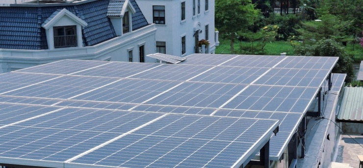 Điện mặt trời mái nhà giúp giảm tiền điện. Ảnh: L.B