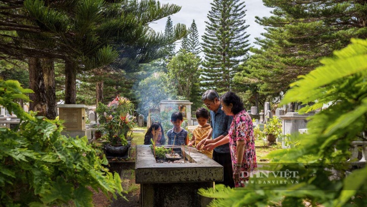 Mâm cúng ngoài mộ ngày Thanh Minh không cần mâm cao cỗ đầy, quan trọng là sạch sẽ, trang nghiêm và lòng thành.
