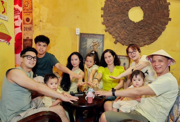 Gia đình đầy đủ các thành viên của Nguyệt Hằng.&nbsp;