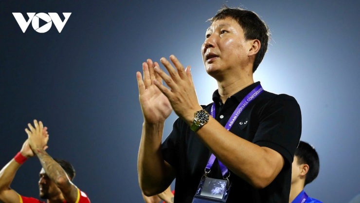 HLV Kim Sang Sik áp sát thành tích chuỗi trận bất bại của HLV Park Hang Seo. (Ảnh: Như Đạt)