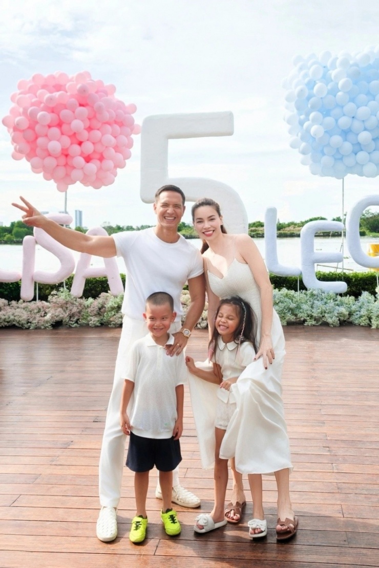 Gu mặc đồng điệu của gia đình Hồ Ngọc Hà - 8