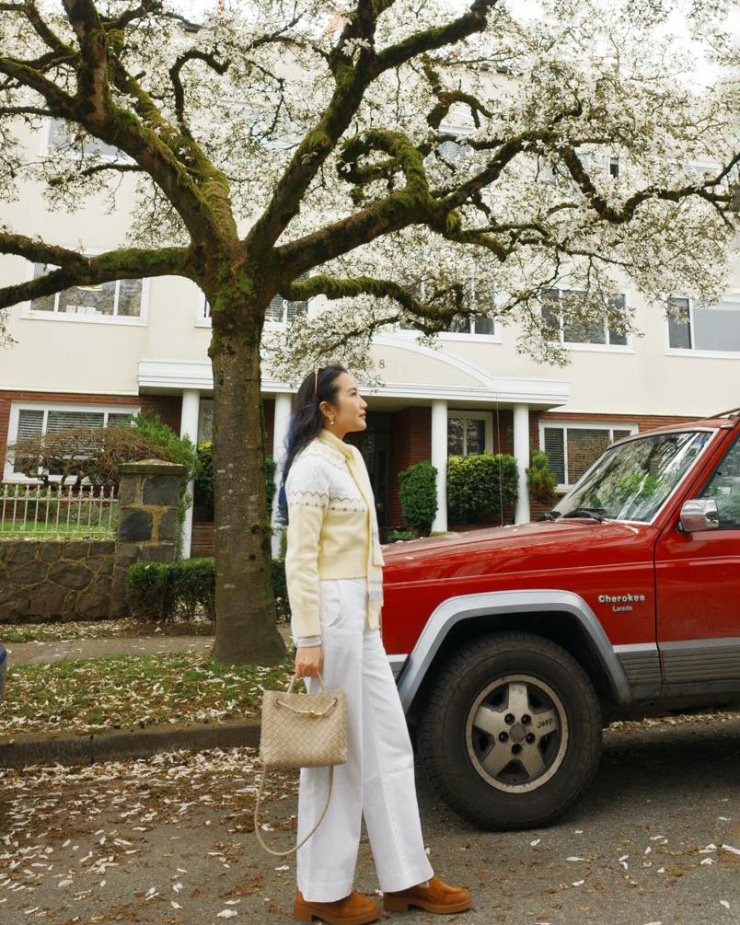 Vợ Phan Thành được khen mặc như du học sinh dạo phố Canada - 5