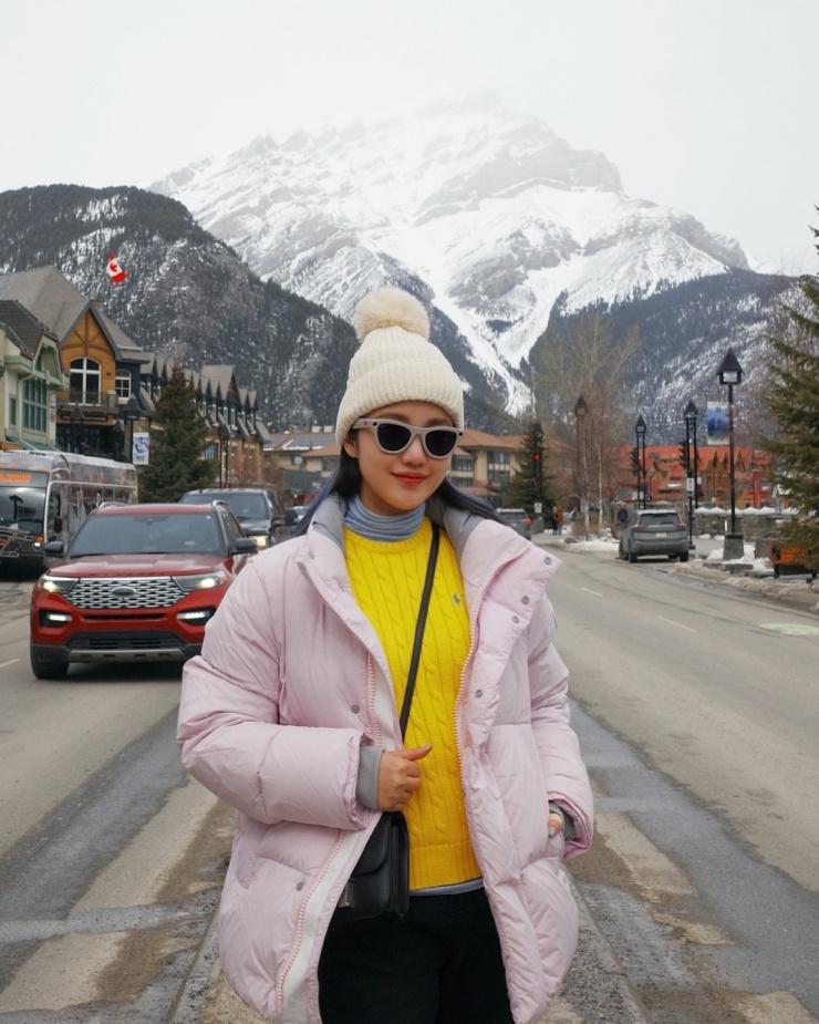 Vợ Phan Thành được khen mặc như du học sinh dạo phố Canada - 6