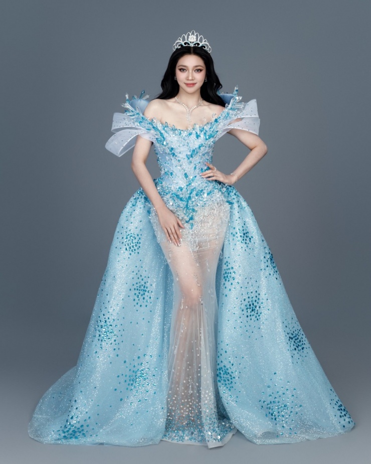 Minh Kiên trên sân khấu Miss World Vietnam 2023 và hậu trường buổi chụp ảnh thời trang hồi tháng 3.