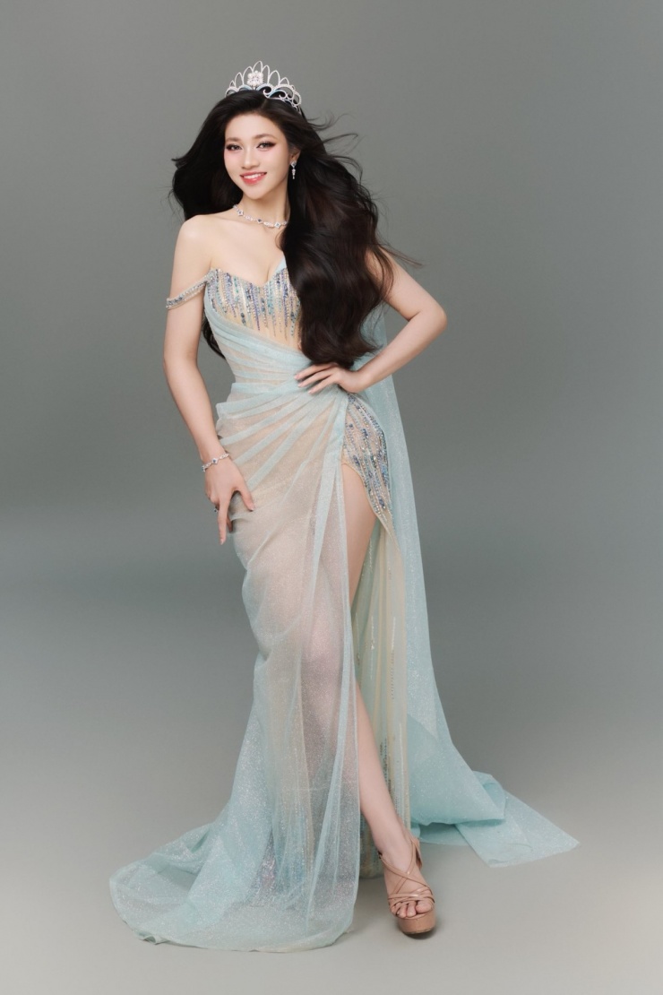 Màn "final walk" (bước chân cuối cùng) của Minh Kiên tại chung kết Hoa hậu Thế giới Việt Nam 2025.