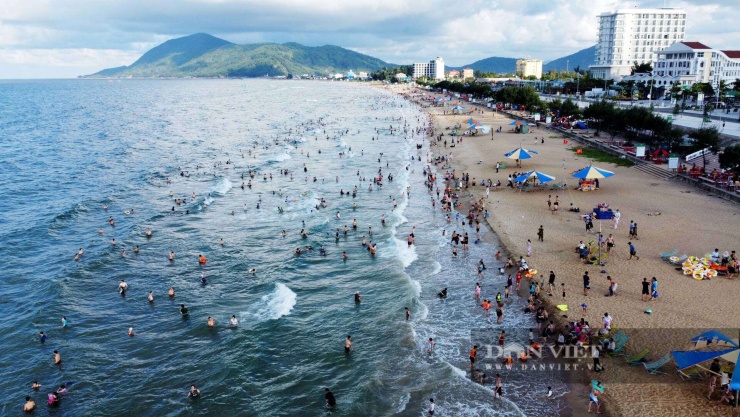 Biển Thiên Cầm (xã Thiên Cầm) cách trung tâm hành chính tỉnh Hà Tĩnh khoảng 25km, sở hữu quần thể hài hòa giữa núi, biển, đền, chùa và hệ thống lưu trú. Với bãi cát cong hình cánh cung dài gần 3km, nơi đây được mệnh danh là “cung đàn biển” của miền Trung, thu hút đông đảo du khách.