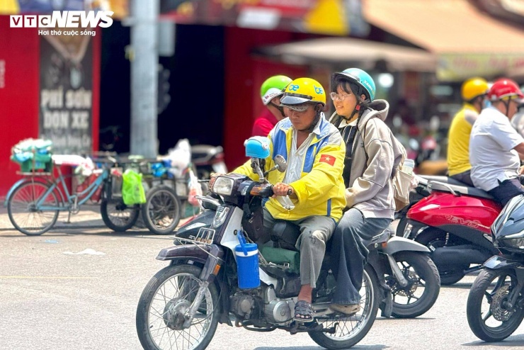 Tài xế xe xăng vẫn lo lắng xoay xở giữa giá nhiên liệu biến động.