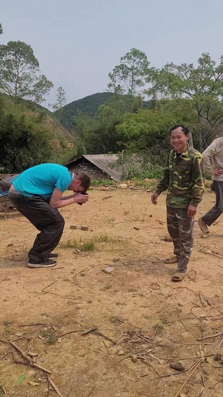 Nam du khách nước ngoài cúi lạy cảm ơn những người dân thôn Lài Han, xã Xuân Dương, tỉnh Lạng Sơn đã giúp đỡ anh. (Ảnh: FBNV)
