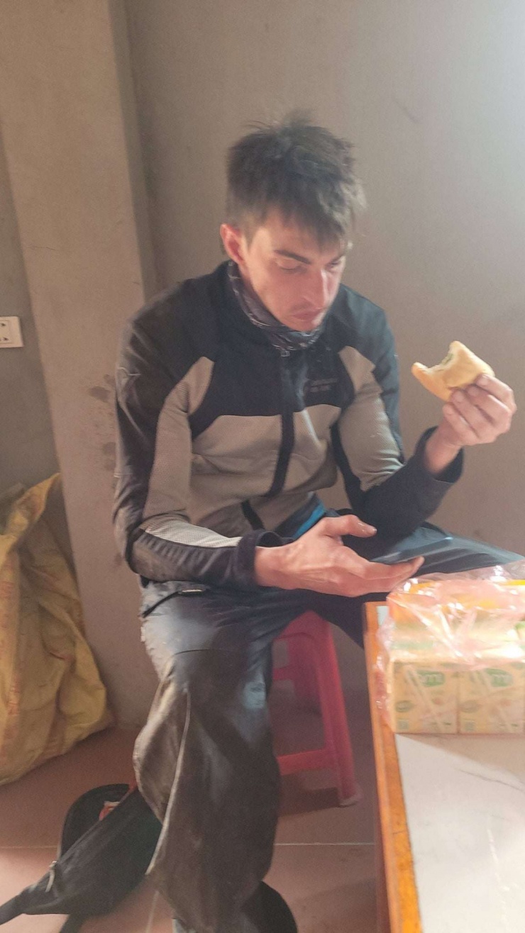 Nam du khách nước ngoài đã mất một đêm ngủ ngoài rừng, kiệt sức và hoảng loạn. (Ảnh: FBNV)