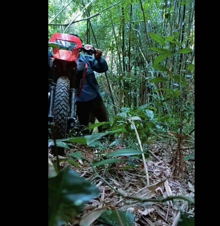 Chiếc xe máy được anh Triệu Phiêu Lưu và một nhóm người thôn Lài Han đưa về thôn. (Ảnh: FBNV)