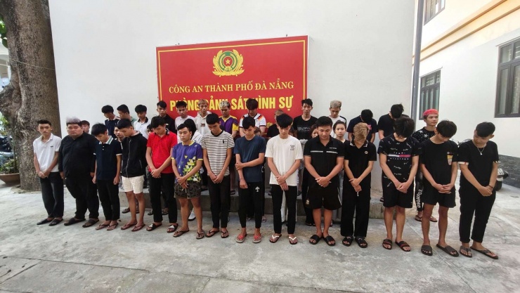 Các đối tượng tại cơ quan chức năng. Ảnh: CA