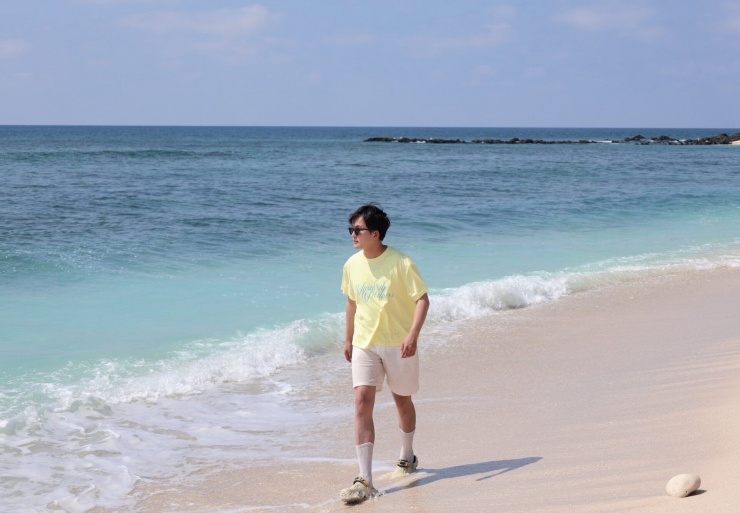 Anh Khôi bị thu hút bởi những bãi cát trắng và làn nước trong xanh thấy đáy trên hòn đảo. Ảnh: Mạnh Tiến Khôi